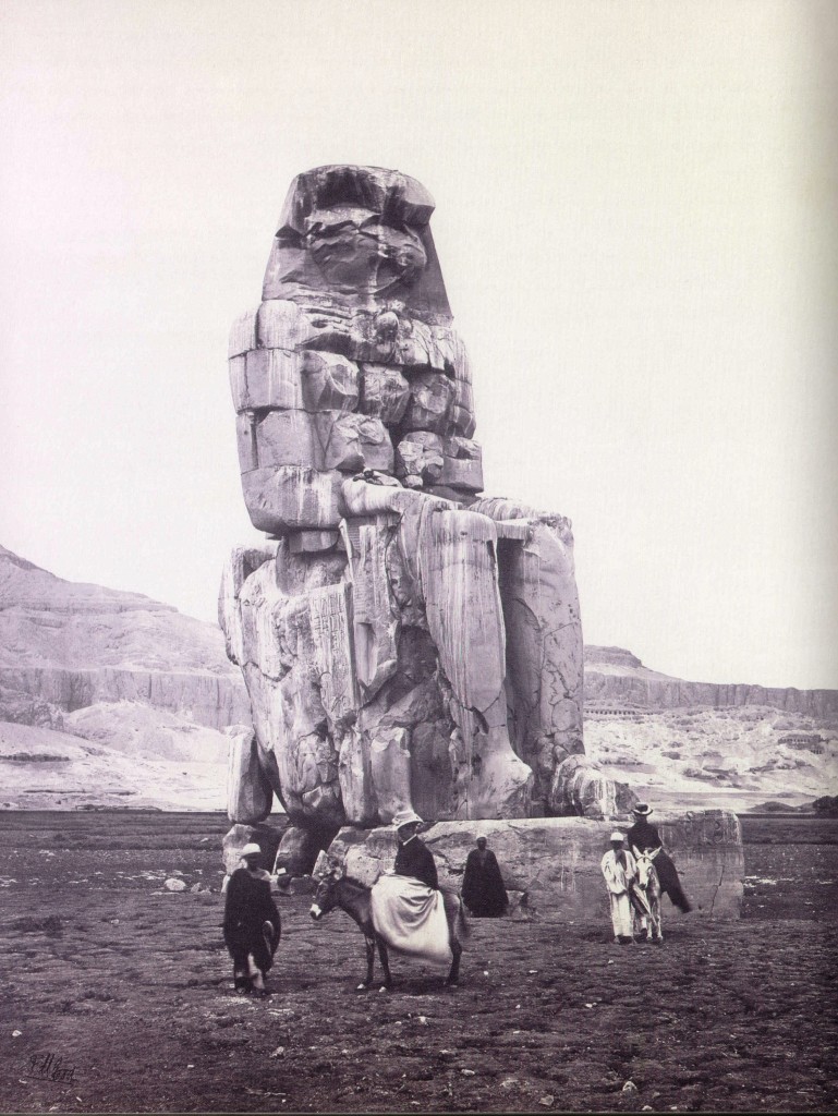 Uno dei due colossi fotografato da Frank Mason Good intorno ai primi del '900