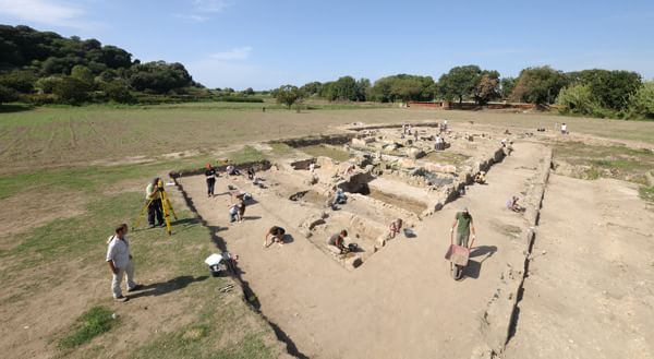 Un'immagine dell'area di scavo a Cuma. Foto Luigi De Simone