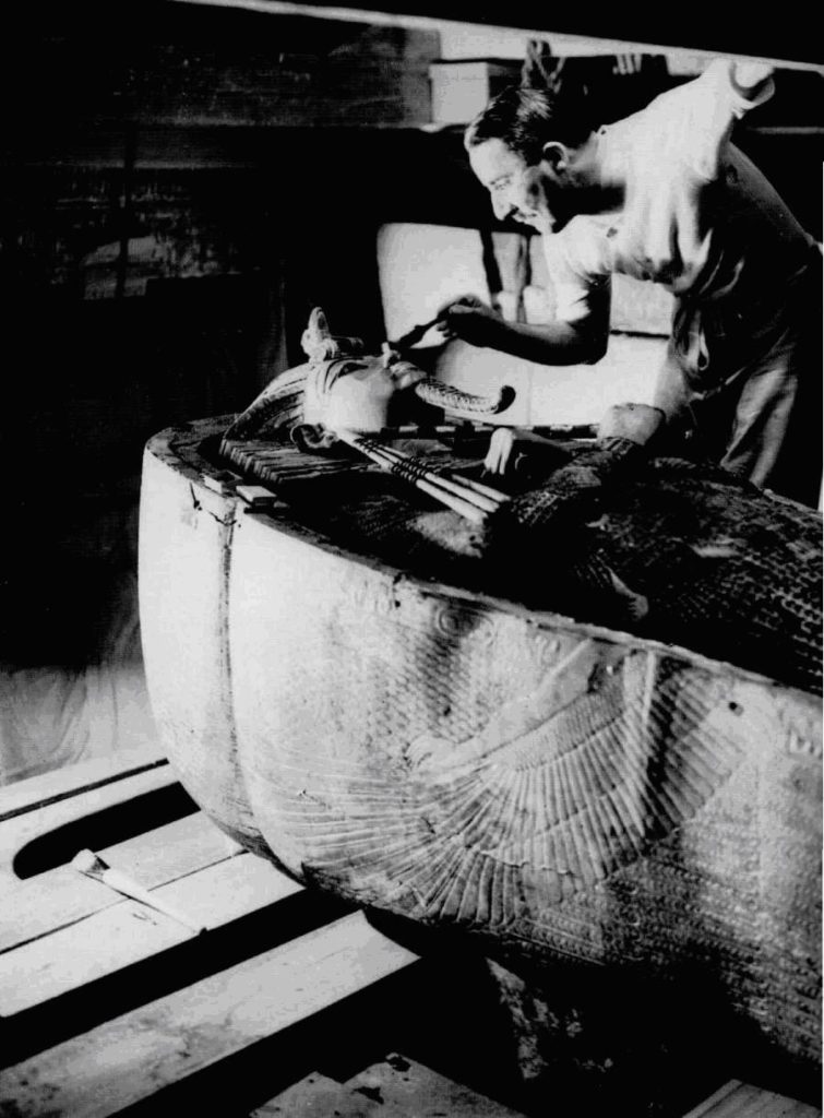 Carter studia la mummia di Tutankhamon