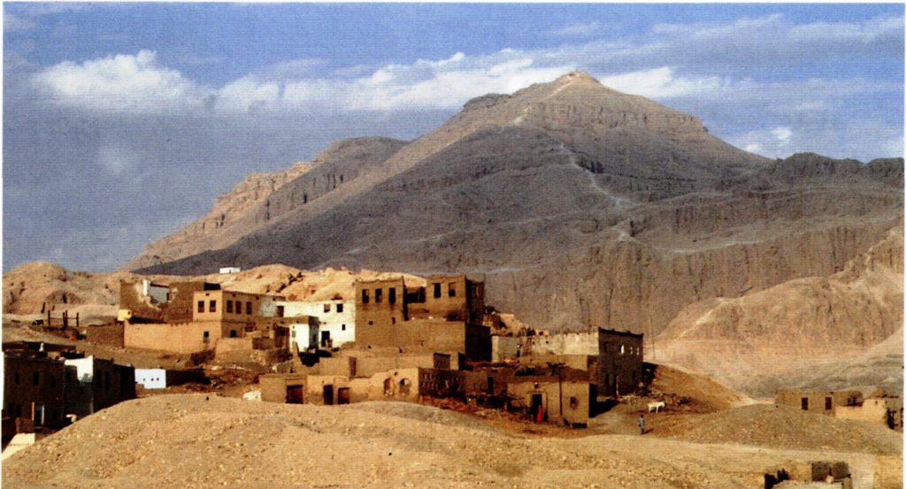 Il deserto e la montagna che ospitano la necropoli tebana e il villaggio di Sheikh Abd el-Qurna, oggi quasi completamente raso al suolo
