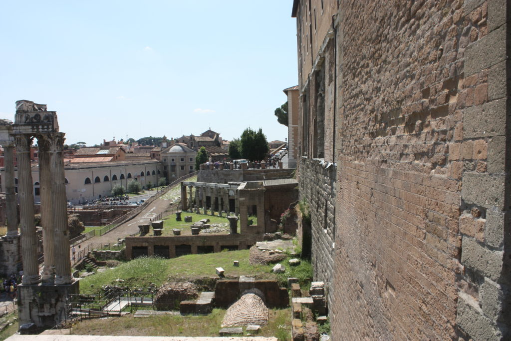 Davanti al muro del Tabularium (a destra) e dietro le colonne del Tempio della Concordia, il Tempio di Vespasiano e Tito - Foto Daniele Mancini