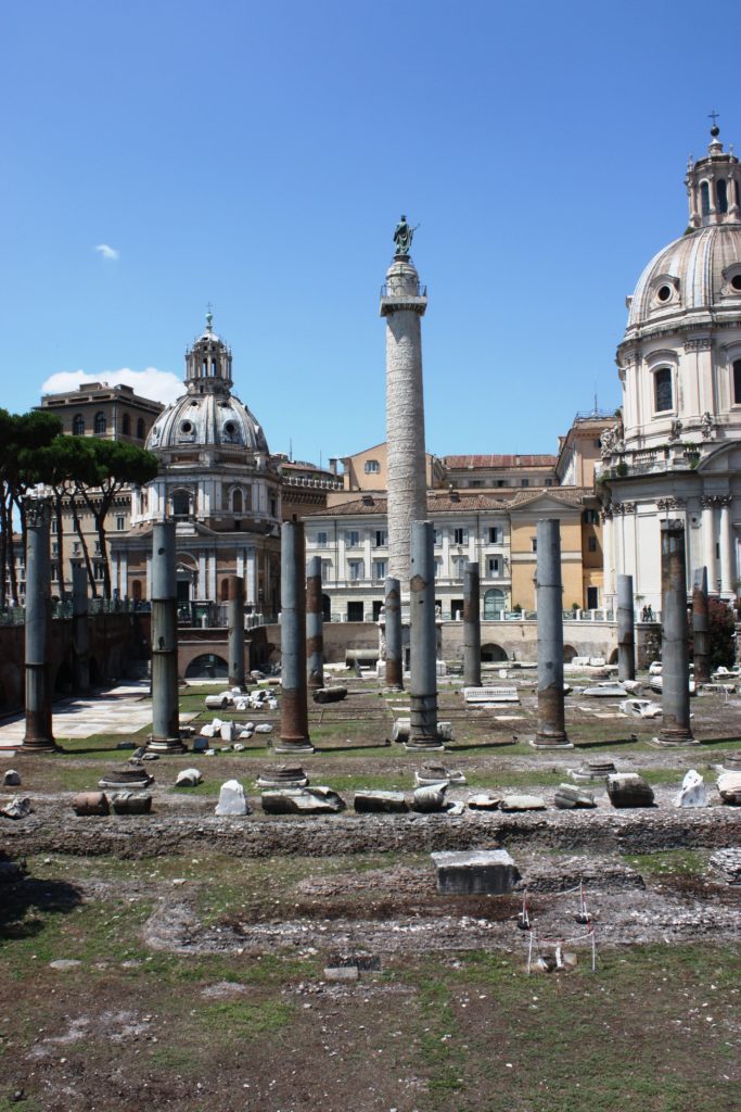 Le colonne della Basilica Ulpia e la Colonna Traianea nel Foro di Traiano - Foto Daniele Mancini