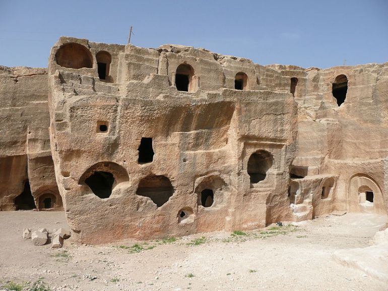 Abitazioni tagliate nella roccia a Dara. Foto Wikimedia