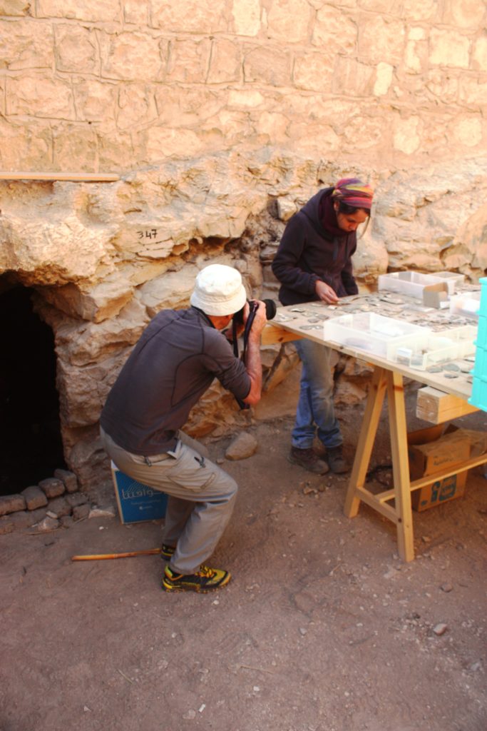 Mario Verin all'opera e l'archeologa Ilaria Zelante